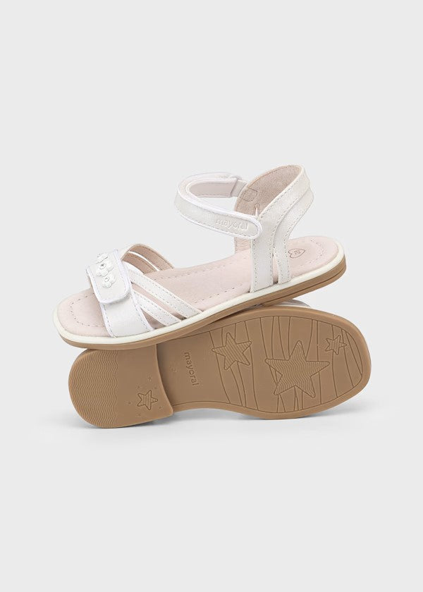 a. Sandalia brillo flor pedrería niña Ref. 45627-032