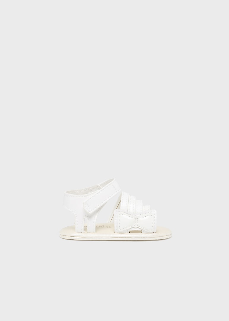 c. Sandalia con cierre de velcro para recién nacido Art. 9636-062