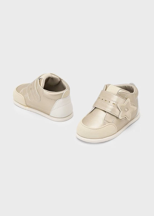 a. Botín respetuoso bebé Ref. 42553-015 Oro