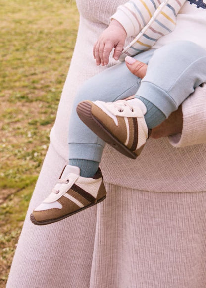 a. Deportiva casual recién nacido Ref. 9953-022 Cacahuate