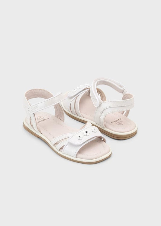 a. Sandalia brillo flor pedrería niña Ref. 45627-032