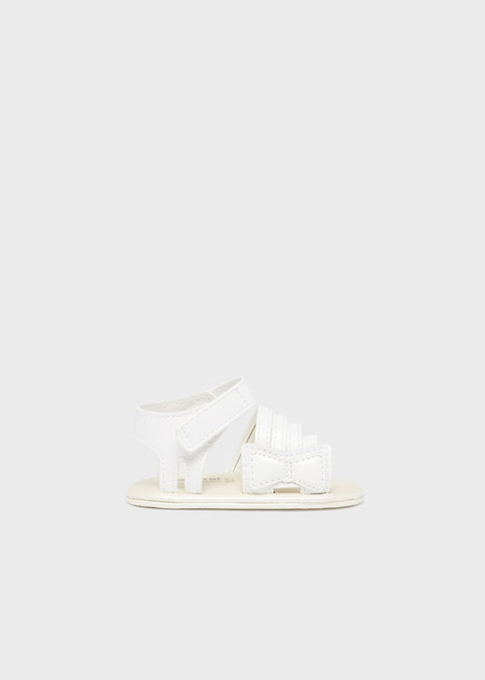 c. Sandalia con cierre de velcro para recién nacido Art. 9636-062