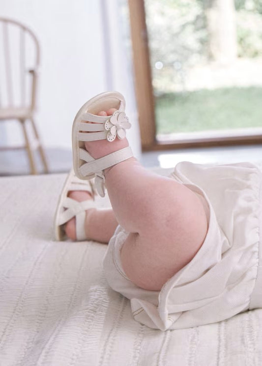 c. Sandalia flor recién nacida Ref. 9904-023